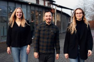 Präsentierten zusammen mit den anderen Studierenden ihre Entwürfe für den neuen Wittekindshof: Anna Nagel, Pablo Thiemig und Rita Jüngling (v.l.n.r.). (Foto: P. Pollmeier/FH Bielefeld)