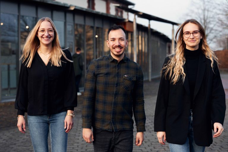 Präsentierten zusammen mit den anderen Studierenden ihre Entwürfe für den neuen Wittekindshof: Anna Nagel, Pablo Thiemig und Rita Jüngling (v.l.n.r.). (Foto: P. Pollmeier/FH Bielefeld)