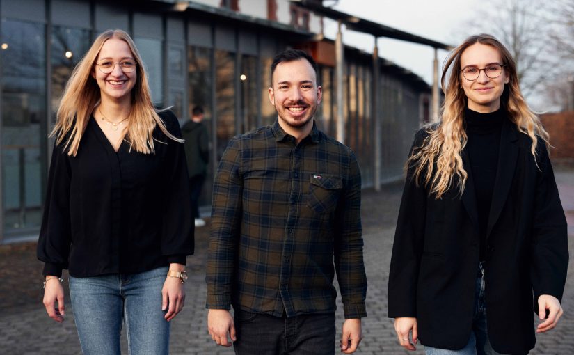 Präsentierten zusammen mit den anderen Studierenden ihre Entwürfe für den neuen Wittekindshof: Anna Nagel, Pablo Thiemig und Rita Jüngling (v.l.n.r.). (Foto: P. Pollmeier/FH Bielefeld)