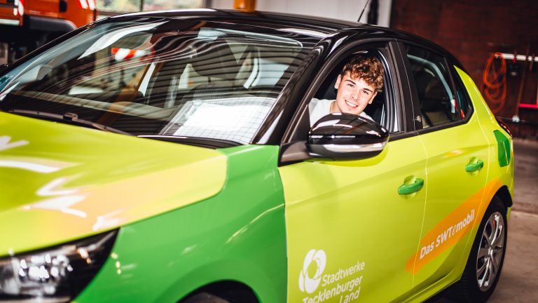 Mit dem Angebot in Mettingen stehen schon bald insgesamt vier knallig-grüne SWTe-mobile – je zwei in Mettingen und Dreierwalde - im Versorgungsgebiet der Stadtwerke Tecklenburger Land zur Verfügung. (Foto: Stadtwerke Tecklenburger Land / Eva Niestegge)