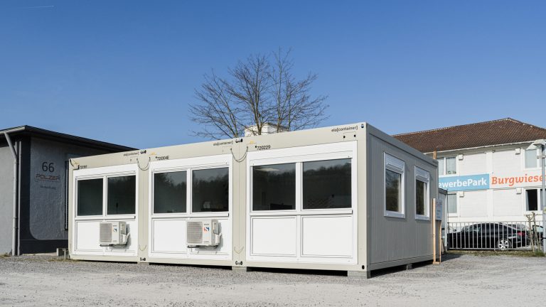 Drei extra breite ELA Bürocontainer bieten auf 54 Quadratmetern Platz für Büro- und Besprechungsräume. (Foto: ELA Container GmbH)