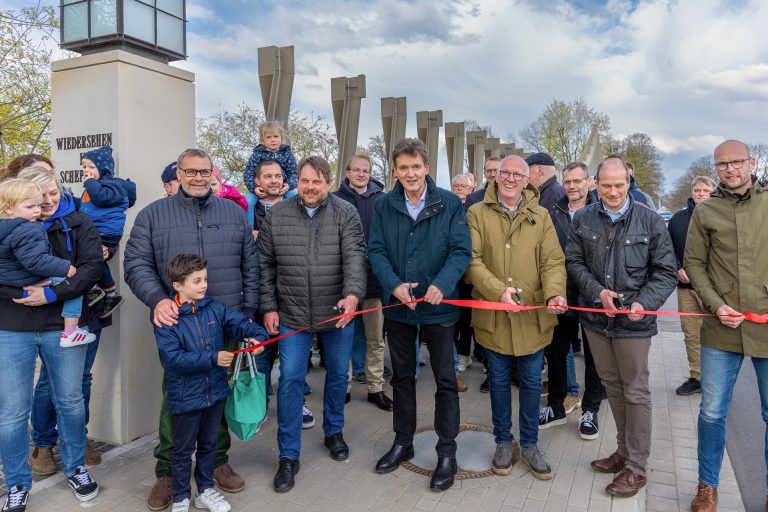 Schnitten das Band zur offiziellen Eröffnung durch: ( v. li.) Georg Tieben als ehemaliger Leiter des Fachbereichs Tiefbau zusammen mit Fritz Arbeiter, Ortsbürgermeister Christoph Stafflage, Oberbürgermeister Dieter Krone, Ortsbürgermeister Hermann Krone, Stadtbaurat Lothar Schreinemacher, Christian Schulte, Fachbereichsleiter Tiefbau. (Foto: Stadt Lingen)