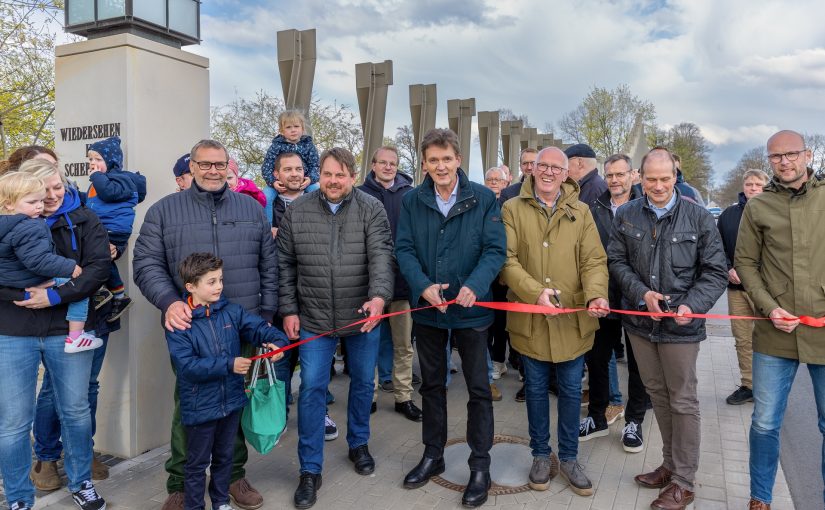 Schnitten das Band zur offiziellen Eröffnung durch: ( v. li.) Georg Tieben als ehemaliger Leiter des Fachbereichs Tiefbau zusammen mit Fritz Arbeiter, Ortsbürgermeister Christoph Stafflage, Oberbürgermeister Dieter Krone, Ortsbürgermeister Hermann Krone, Stadtbaurat Lothar Schreinemacher, Christian Schulte, Fachbereichsleiter Tiefbau. (Foto: Stadt Lingen)