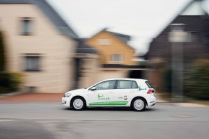 Elektrofahrzeuge brauchen eine hohe Leistung, wenn sie aufgeladen werden. Ohne intelligente Steuerung der Ladung könnte das Stromnetz überlastet werden. (Foto: Patrick Pollmeier/FH Bielefeld)