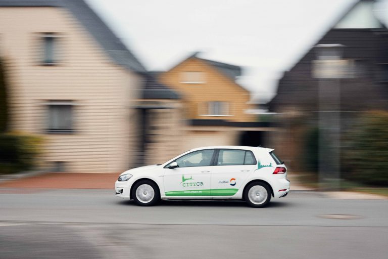 Elektrofahrzeuge brauchen eine hohe Leistung, wenn sie aufgeladen werden. Ohne intelligente Steuerung der Ladung könnte das Stromnetz überlastet werden. (Foto: Patrick Pollmeier/FH Bielefeld)