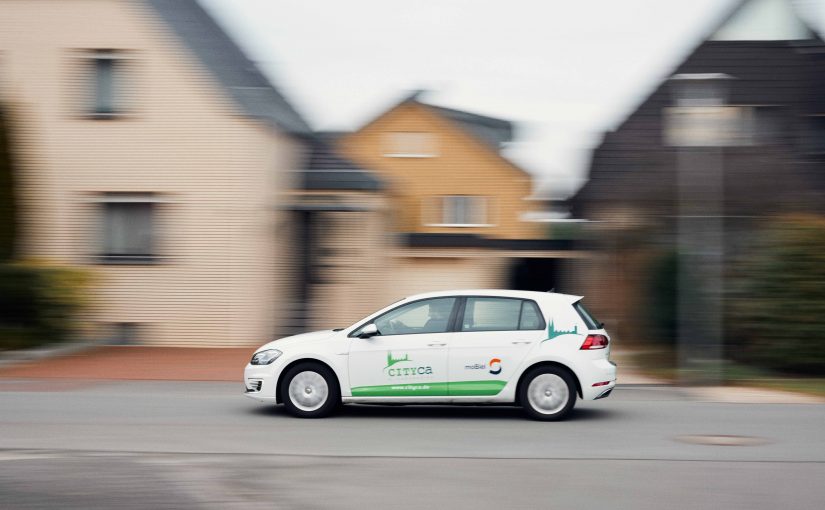 Elektrofahrzeuge brauchen eine hohe Leistung, wenn sie aufgeladen werden. Ohne intelligente Steuerung der Ladung könnte das Stromnetz überlastet werden. (Foto: Patrick Pollmeier/FH Bielefeld)