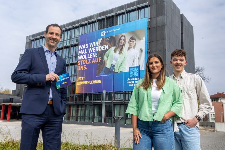 Carsten Taudt (l.), Leiter des Geschäftsbereichs Bildung und Fachkräftesicherung der IHK Nord Westfalen, freut sich, zwei Gesichter der bundesweiten IHK-Ausbildungskampagne „Jetzt #könnenlernen“ in Münster zu begrüßen. Leona Vrajolli (Mitte) und Louis Bernhard sind ab sofort auf einem 120 Quadratmeter großen Fassadenbanner am Gebäude der IHK Nord Westfalen in Münster zu sehen. (Foto: Witte/IHK Nord Westfalen)