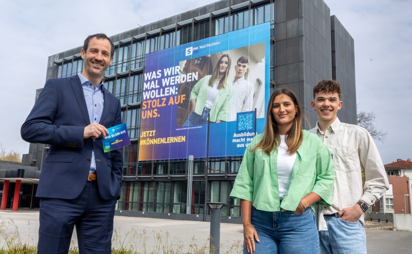 Carsten Taudt (l.), Leiter des Geschäftsbereichs Bildung und Fachkräftesicherung der IHK Nord Westfalen, freut sich, zwei Gesichter der bundesweiten IHK-Ausbildungskampagne „Jetzt #könnenlernen“ in Münster zu begrüßen. Leona Vrajolli (Mitte) und Louis Bernhard sind ab sofort auf einem 120 Quadratmeter großen Fassadenbanner am Gebäude der IHK Nord Westfalen in Münster zu sehen. (Foto: Witte/IHK Nord Westfalen)