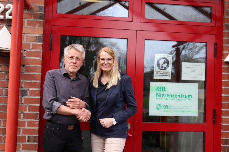 Dr. Stefan Fründ, Vorsitzender des Vereins »für nierenkranke Kinder« e.V., und Martina Schlottbom, Vorstandsmitglied der Josef Fiege Stiftung. (Foto: Fiege)