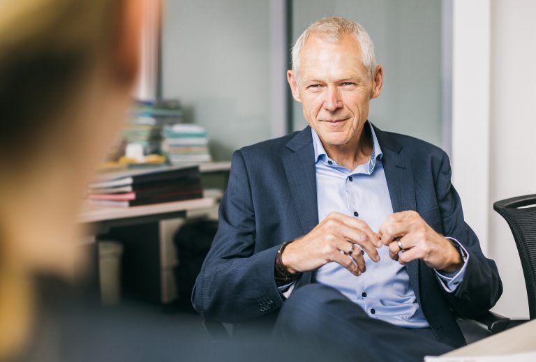 Prof. Dr. Manfred Fischedick, Präsident des Wuppertal Instituts für Klima, Umwelt, Energie, hält einen Vortrag an der Universität Paderborn. (Foto JRF e.V.)