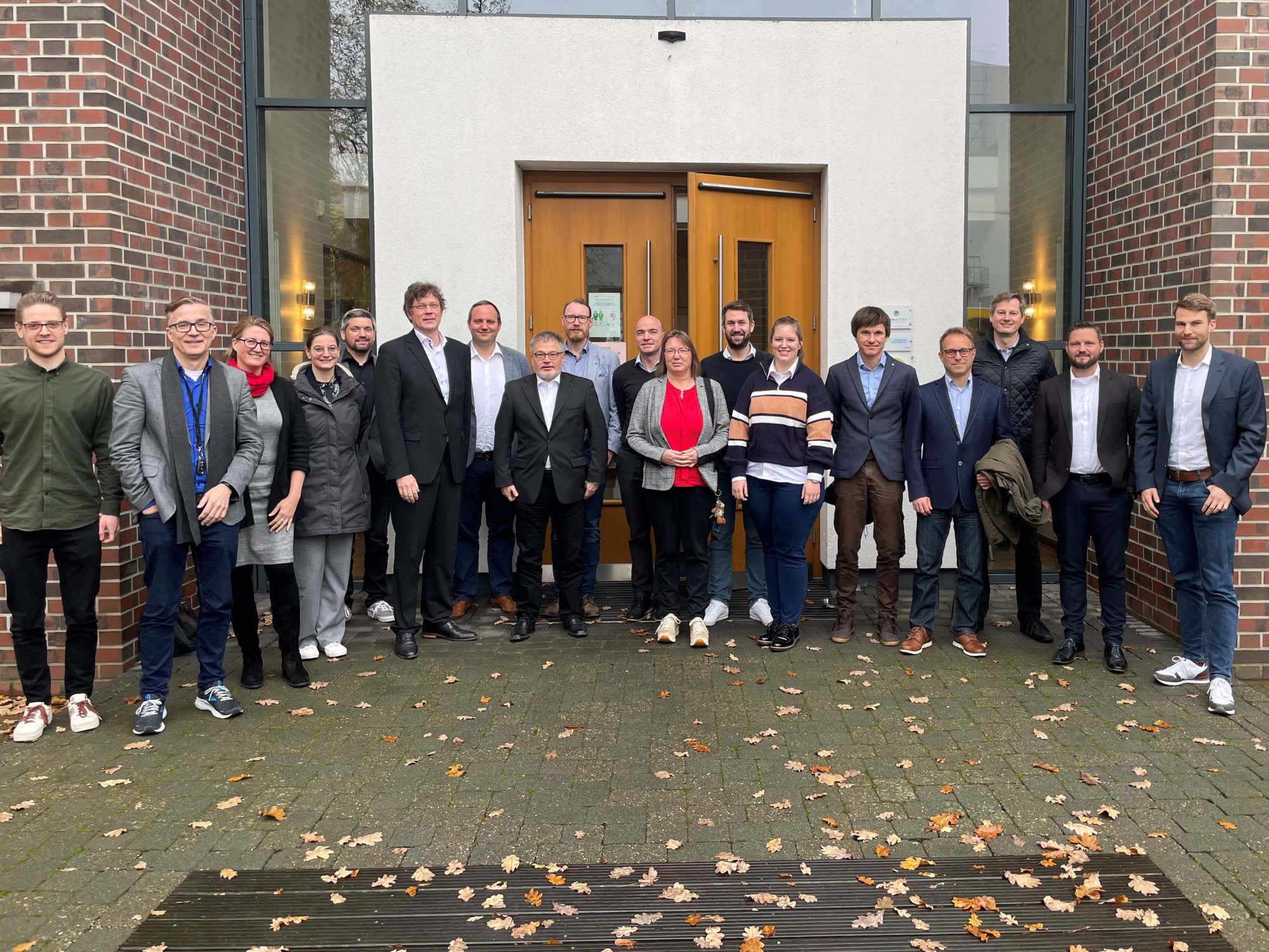 Gemeinsam wollen sie Prozesse digitalisieren und nachhaltige Lösungen für Produktion und Logistik aufzeigen: Das Team des Projekts EDNA besteht aus Forschenden der Hochschule Osnabrück, der Jade Hochschule Wilhelmshaven/Oldenburg/Elsfleth, des Forschungsinstituts OFFIS e.V. aus Oldenburg, der Virtual Vehicle Research GmbH aus Graz sowie aus Vertretern der Krone Business Center GmbH & Co. KG, der BRÜGGEN Oberflächen- und Systemlieferant GmbH sowie der Fahrzeugwerk Bernard Krone GmbH & Co. KG. (Foto: KRONE)