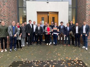 Gemeinsam wollen sie Prozesse digitalisieren und nachhaltige Lösungen für Produktion und Logistik aufzeigen: Das Team des Projekts EDNA besteht aus Forschenden der Hochschule Osnabrück, der Jade Hochschule Wilhelmshaven/Oldenburg/Elsfleth, des Forschungsinstituts OFFIS e.V. aus Oldenburg, der Virtual Vehicle Research GmbH aus Graz sowie aus Vertretern der Krone Business Center GmbH & Co. KG, der BRÜGGEN Oberflächen- und Systemlieferant GmbH sowie der Fahrzeugwerk Bernard Krone GmbH & Co. KG. (Foto: KRONE)