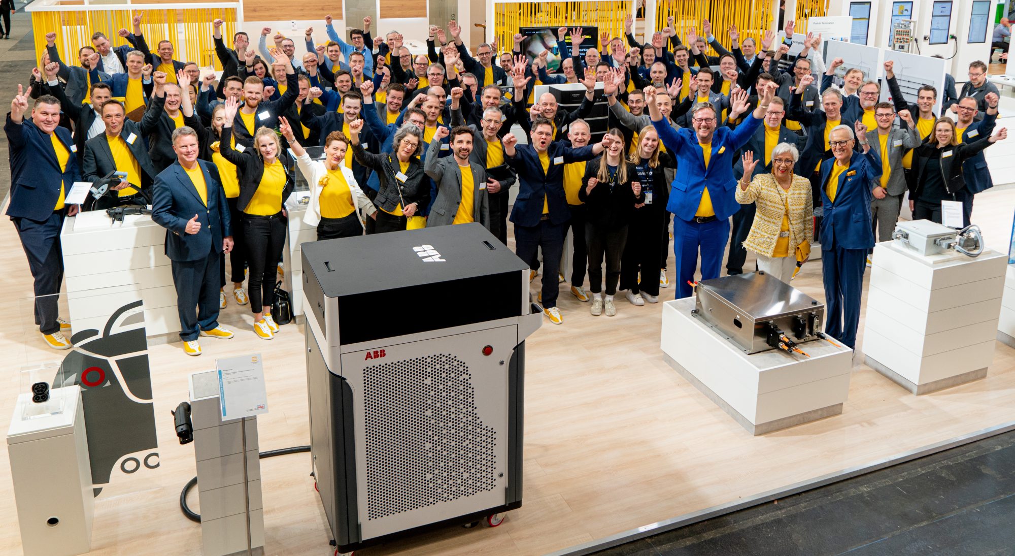 Die Mitarbeitenden der HARTING Technologiegruppe freuen sich über eine erfolgreiche HANNOVER MESSE. (Foto: Harting)