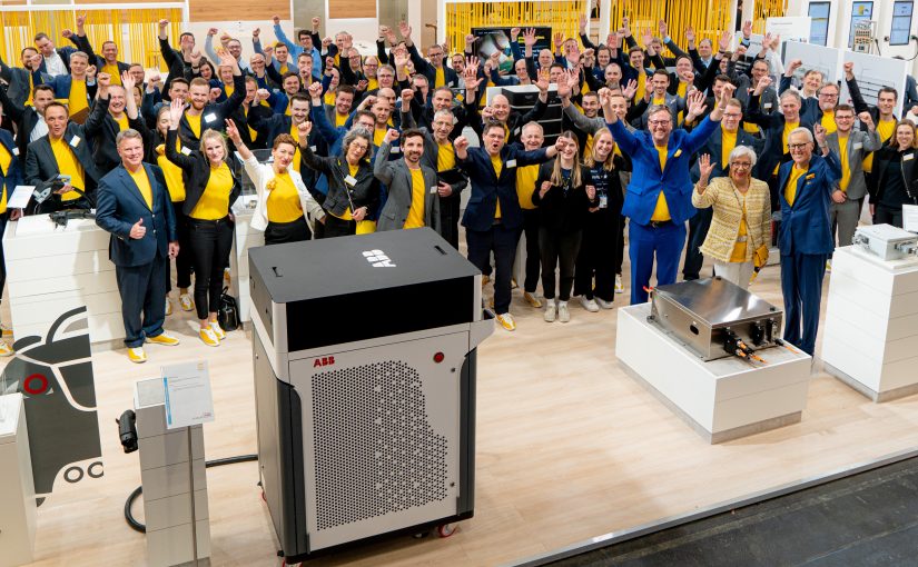 Die Mitarbeitenden der HARTING Technologiegruppe freuen sich über eine erfolgreiche HANNOVER MESSE. (Foto: Harting)