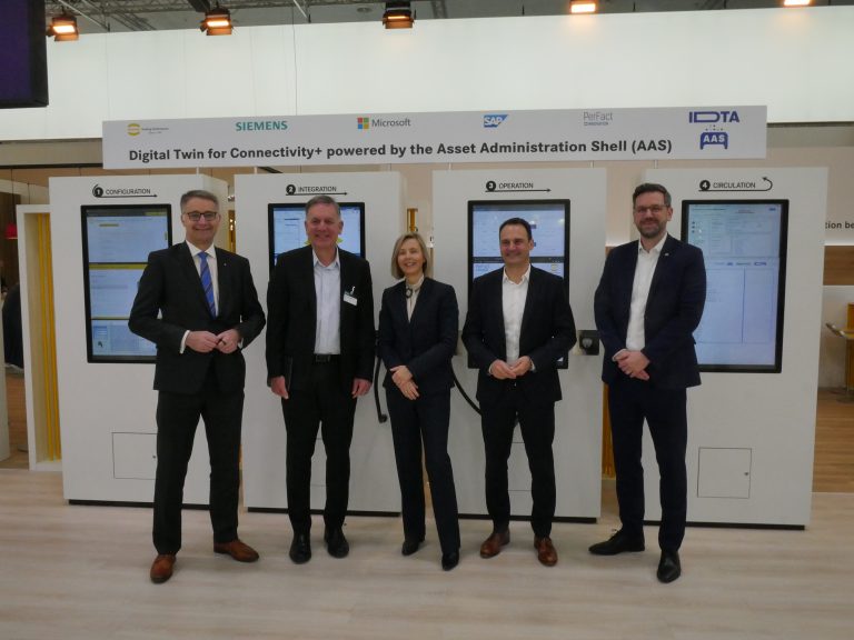 Präsentieren stolz das gemeinsame Projekt auf der Hannover Messe 2023 (v.l.n.r.): Dr. Kurt D. Bettenhausen, Vorstand Neue Technologien und Entwicklung HARTING Technologiegruppe / Tony Hemmelgarn, Präsident und CEO Siemens Digital Industrial Software / Marianne Janik, GF Microsoft Deutschland / Andreas Thon, SAP, Leiter Geschäftsbereich Manufacturing & Automotive, Mitglied der Geschäftsleitung SAP und Meik Billmann, Geschäftsführer der Industrial Digital Twin Association (IDTA). (Foto: Harting)
