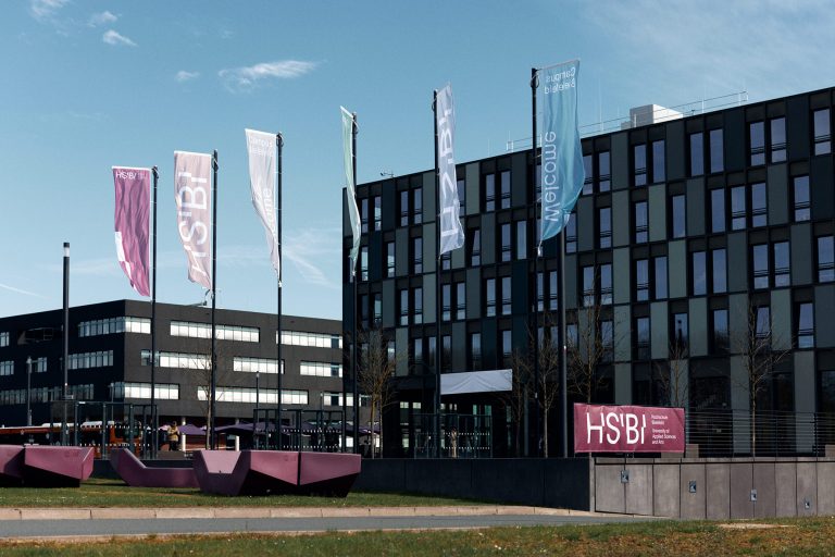 Seit dem 19. April 2023 firmiert die größte Hochschule für Angewandte Wissenschaften in OWL unter dem neuen Namen Hochschule Bielefeld – University of Applied Sciences and Arts (HSBI). (Foto: P. Pollmeier/HSBI)