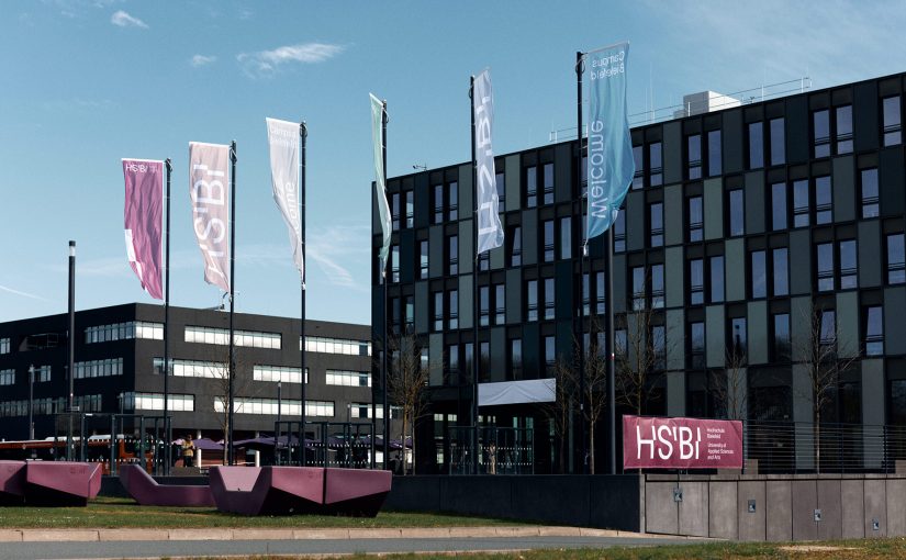 Seit dem 19. April 2023 firmiert die größte Hochschule für Angewandte Wissenschaften in OWL unter dem neuen Namen Hochschule Bielefeld – University of Applied Sciences and Arts (HSBI). (Foto: P. Pollmeier/HSBI)