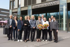 Hochschulrat, Präsidium und Gleichstellungsbeauftragte versammeln sich vor dem Eingang des Hauptgebäudes der HSBI (Foto: F. Hüffelmann/HSBI).
