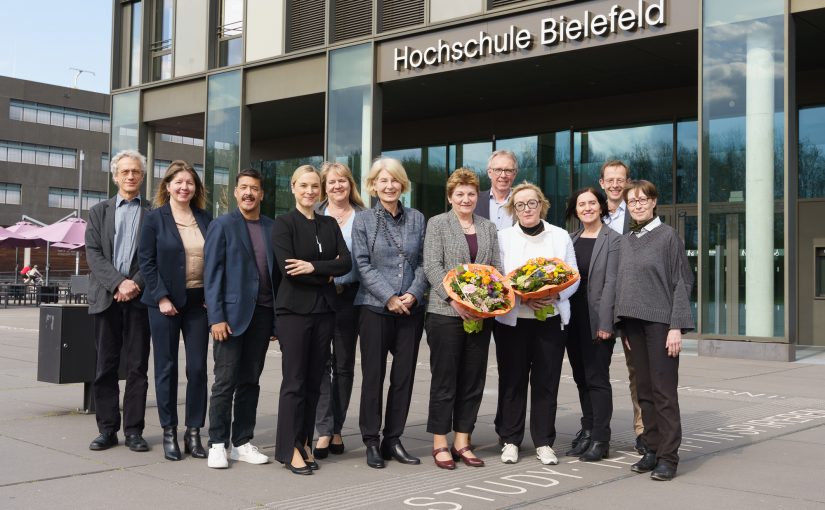 Hochschulrat, Präsidium und Gleichstellungsbeauftragte versammeln sich vor dem Eingang des Hauptgebäudes der HSBI (Foto: F. Hüffelmann/HSBI).