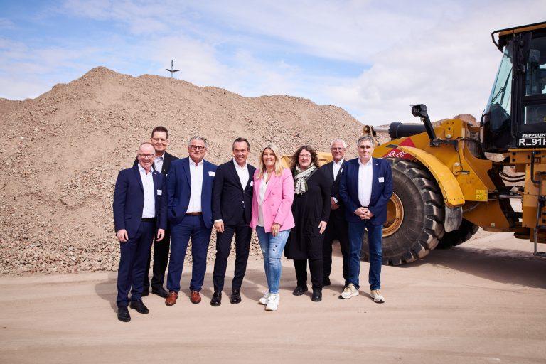 (von links nach rechts): Alfred Winkelmann (Leiter der Sparte Entsorgung bei der Hagedorn Unternehmensgruppe), Frank Kramer (Geschäftsführer Hannoveraner Wertstoffzentrum GmbH), Eric Rehbock (Hauptgeschäftsführer bvse-Bundesverband Sekundärrohstoffe und Entsorgung e.V.) Thomas Hagedorn (Geschäftsführender Gesellschafter Hagedorn Unternehmensgruppe), Barbara Hagedorn (Geschäftsführerin Hagedorn Unternehmensgruppe), Anja Ritschel (Umwelt- und Wirtschaftsdezernentin Stadt Hannover), Peter Kurth (Geschäftsführender Präsident vom Bundesverband der Deutschen Entsorgungs-, Wasser und Kreislaufwirtschaft e.V. (BDE)), Martin Beese (Geschäftsführer Hagedorn Hannover GmbH) (Foto: Hagedorn)