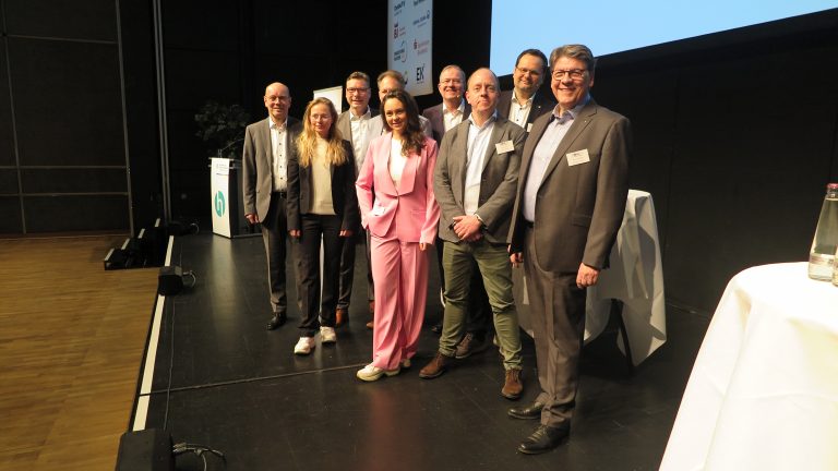 Von links: Thomas Kunz, Hauptgeschäftsführer Handelsverband OWL; Astrid Hunstig, Geschäftsleitung HappyBaby-Shop Hunstig, André Babenhauserheide, Leitung Vertrieb und Marketing Familie bei EK / „HappyBaby Shop“; Andreas Steinle, Zukunftsinstitut GmbH; Ines Quermann, Rewe Rainer Quermann oHG; Andreas Liebold, Moderator; Jan Bongers, EK Fashion / Tomo „Mall oft he Netherlands“; Sebastian Barchnicki, Kompetenzzentrum für Cybersicherheit; Rainer Döring, Vorstand Handelsverband OWL / Expert Döring GmbH & Co. KG (Foto: Handelsverband Ostwestfalen-Lippe e. V.)