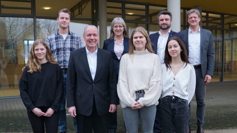 hinten (von l. nach r.): Mathis Friedrich, Suanne Tietje-Groß (ehemalige Schulleiterin), Christian Hellwig (Koordinator Wirtschaftsgymnasium), Hendrik Wilken (Leiter Wirtschaftsgymnasium) vorne (von l. nach r.): Rosalie Bieler, Frank Stührenberg (CEO Phoenix Contact), Rabea Müller, Melanie Löwen (Foto: Hanse Berufskolleg)
