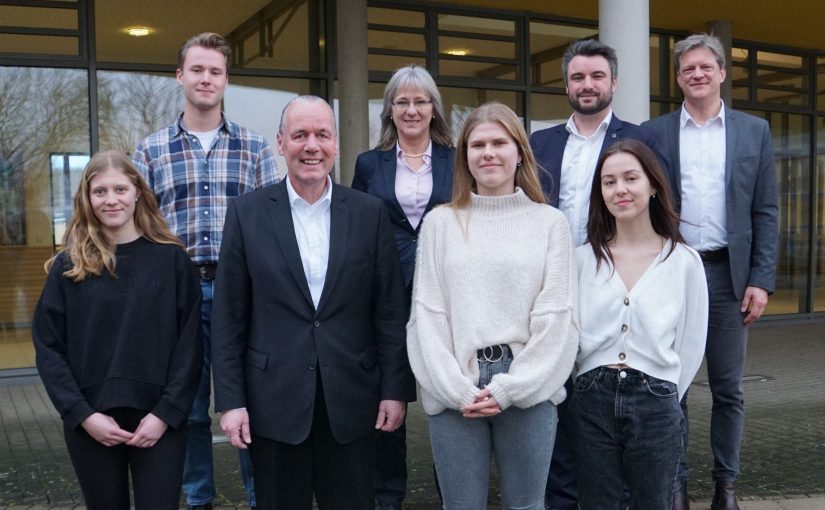 hinten (von l. nach r.): Mathis Friedrich, Suanne Tietje-Groß (ehemalige Schulleiterin), Christian Hellwig (Koordinator Wirtschaftsgymnasium), Hendrik Wilken (Leiter Wirtschaftsgymnasium) vorne (von l. nach r.): Rosalie Bieler, Frank Stührenberg (CEO Phoenix Contact), Rabea Müller, Melanie Löwen (Foto: Hanse Berufskolleg)