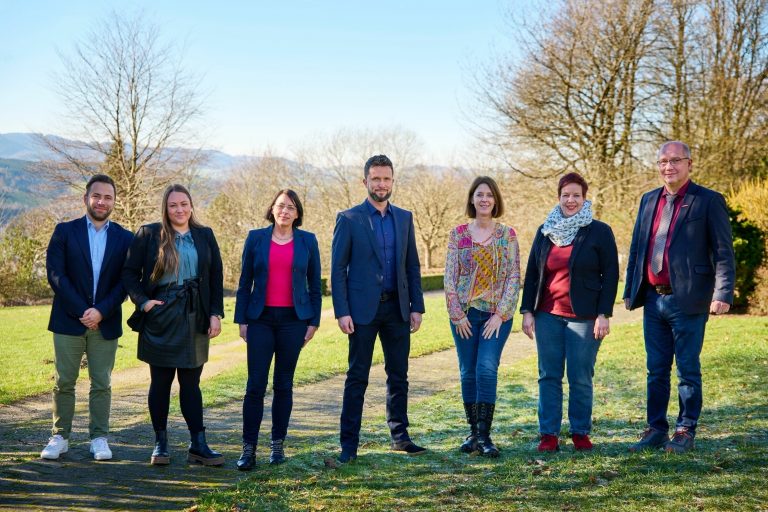 Stehen Arbeitgebern mit Rat und Tat zur Seite: Benjamin Lowack, IHK Ostwestfalen zu Bielefeld, Jennifer Rapier, IHK Lippe zu Detmold, Sylvia Rose, IFD Kreis Minden-Lübbecke, Dirk LangeMensing, IFD Bielefeld + Kreis Gütersloh, Tanja Iken, Landwirtschaftskammer NRW, Maren Wierutsch, IFD im Kreis Lippe, und Jürgen Altemöller, Handwerkskammer OstwestfalenLippe zu Bielefeld (von links (Foto: LWL/Nikolaus Urban)