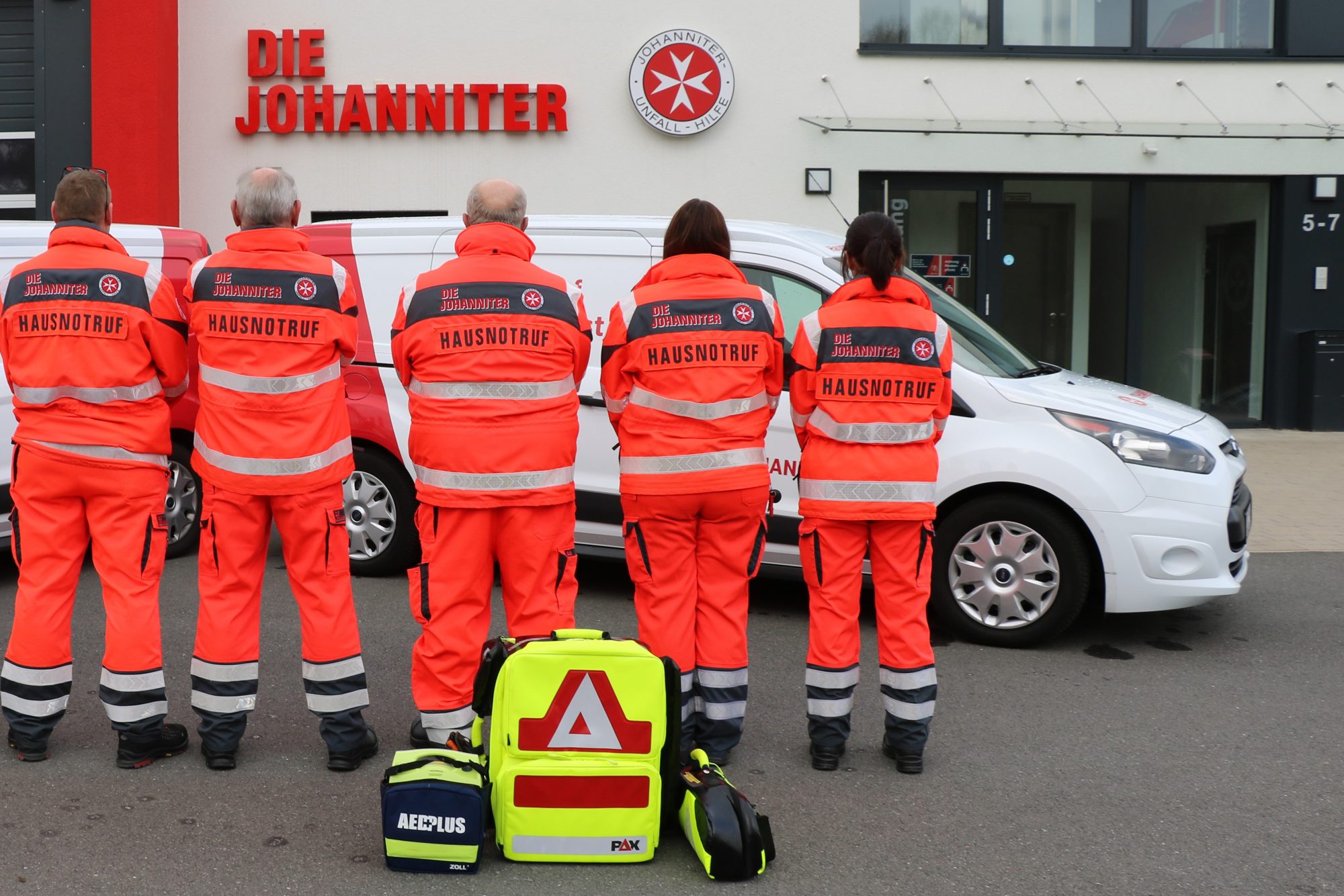 Die Johanniter beraten am Tag der Sicherheit zum Hausnotruf und (smarten) Zusatzprodukten für mehr Sicherheit zu Hause oder unterwegs. (Foto: Johanniter Lippe-Höxter)