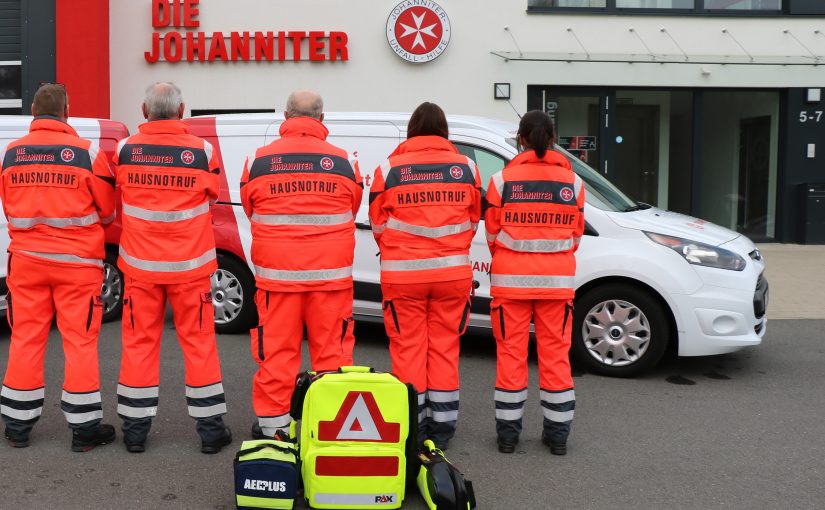 Die Johanniter beraten am Tag der Sicherheit zum Hausnotruf und (smarten) Zusatzprodukten für mehr Sicherheit zu Hause oder unterwegs. (Foto: Johanniter Lippe-Höxter)