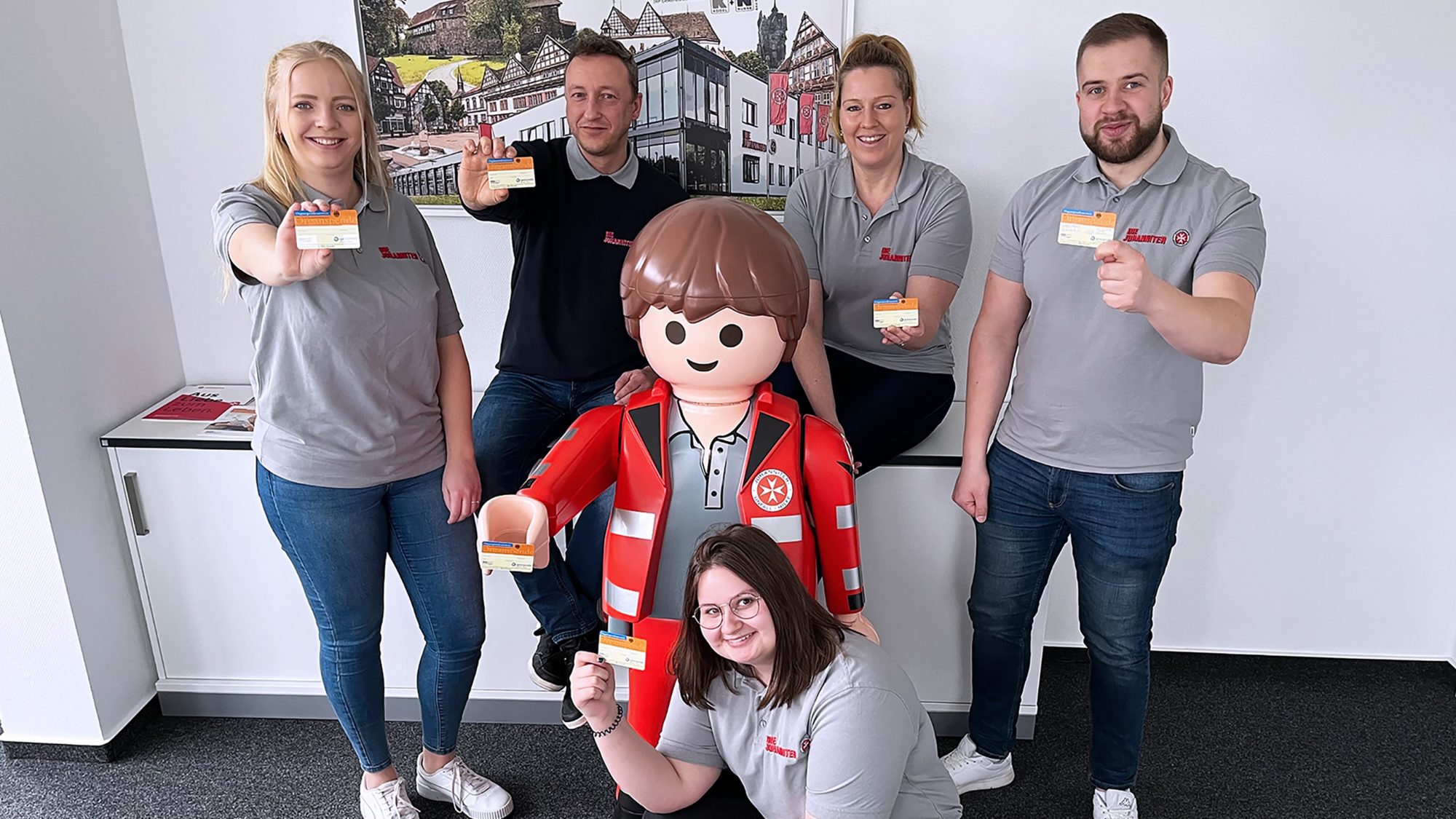 (V. li.) Nadja Schumacher, Jens Koch, Julia Klass, Judith Suckow, Robert Lucht und viele weitere Kolleginnen und Kollegen der Johanniter Lippe-Höxter haben sich bereits entschieden – was denkst du? (Foto: Johanniter Lippe-Höxter)