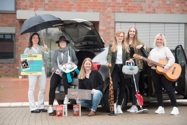 Suchen und Finden mal ganz anders: Die Servicestelle Schule-Wirtschaft und die Ausbildungslotsen der MaßArbeit setzen auf Azubi-Kleinanzeigen, um junge Ausbildungsinteressierte und Betriebe noch für dieses Ausbildungsjahr zusammen zu führen. Von links: Katja Bielefeld, Servicestelle Schule-Wirtschaft, Susanne Steininger, MaßArbeit-Bereichsleiterin, Nina Stucken-berg, Ausbildungslotsin, Anja Schütte, Servicestelle Schule-Wirtschaft, sowie die Ausbildungslotsinnen Carolin Pieper und Sandra Petsch. (Foto: Foto: MaßArbeit / Uwe Lewandowski)