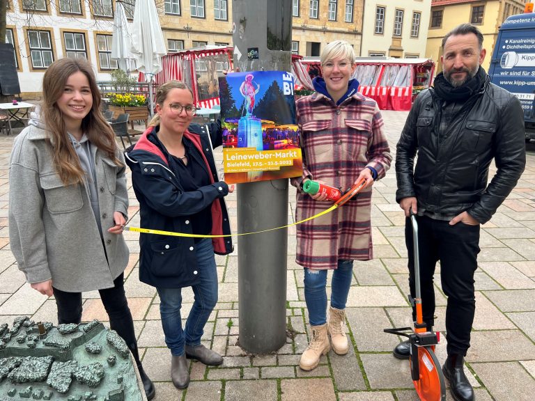 Planen bereits den Aufbau der Bühne auf dem Alten Markt (v. l.): Karoline Jockheck (Bielefeld Marketing), Mareike Budde (Schröder Teams Automobile), Katharina Schilberg (Bielefeld Marketing) und Boris Maiorino (Programm-Manager Alter Markt). (Foto: Bielefeld Marketing)