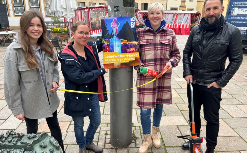 Planen bereits den Aufbau der Bühne auf dem Alten Markt (v. l.): Karoline Jockheck (Bielefeld Marketing), Mareike Budde (Schröder Teams Automobile), Katharina Schilberg (Bielefeld Marketing) und Boris Maiorino (Programm-Manager Alter Markt). (Foto: Bielefeld Marketing)