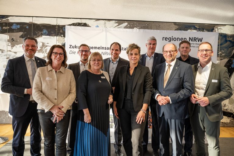Die Geschäftsführungen und Vorstände der NRW-Regionen mit Ministerin Neubaur (v.l.n.r.): Bodo Middeldorf, Ulla Thönnissen, Paul Stertz, Uta Schneider, Bertram Gaiser, Ministerin Mona Neubaur, Markus Schlüter, Landtagsvizepräsident Rainer Schmeltzer, Dr. Reimar Molitor und Hubertus Winterberg. Gruppenbild regionen.NRW mit Ministerin Neubaur (Foto: regionen.NRW/Arne Pöhnert)