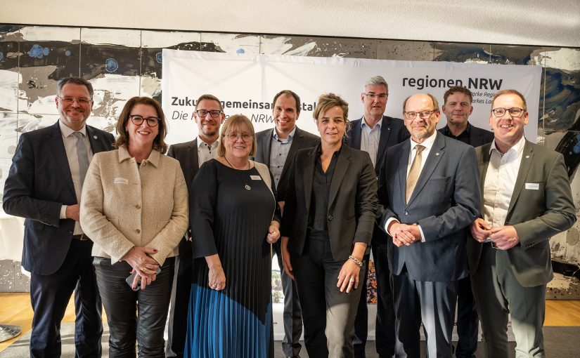 Die Geschäftsführungen und Vorstände der NRW-Regionen mit Ministerin Neubaur (v.l.n.r.): Bodo Middeldorf, Ulla Thönnissen, Paul Stertz, Uta Schneider, Bertram Gaiser, Ministerin Mona Neubaur, Markus Schlüter, Landtagsvizepräsident Rainer Schmeltzer, Dr. Reimar Molitor und Hubertus Winterberg. Gruppenbild regionen.NRW mit Ministerin Neubaur (Foto: regionen.NRW/Arne Pöhnert)