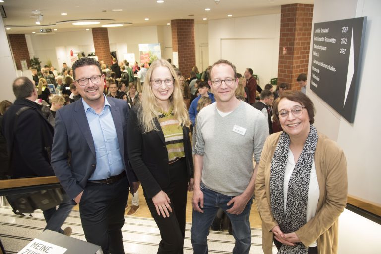 Von links: MaßArbeit-Vorstand Lars Hellmers, Landrätin Anna Kebschull, Alex Markgraf von der Zentralen Studienberatung der Universität Osnabrück und der Hochschule Osnabrück sowie MaßArbeit-Bereichsleiterin Susanne Steininger freuten sich über die große Resonanz auf die Veranstaltung „Informie-ren – Dual Studieren“. (Foto: Foto: MaßArbeit / Uwe Lewandowski)