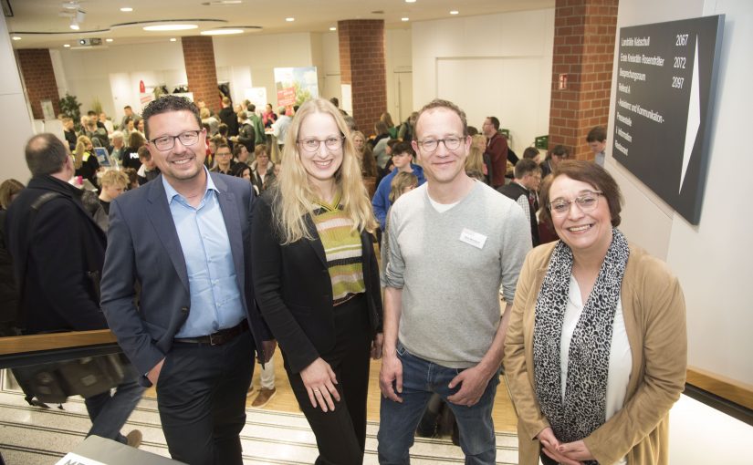 Von links: MaßArbeit-Vorstand Lars Hellmers, Landrätin Anna Kebschull, Alex Markgraf von der Zentralen Studienberatung der Universität Osnabrück und der Hochschule Osnabrück sowie MaßArbeit-Bereichsleiterin Susanne Steininger freuten sich über die große Resonanz auf die Veranstaltung „Informie-ren – Dual Studieren“. (Foto: Foto: MaßArbeit / Uwe Lewandowski)