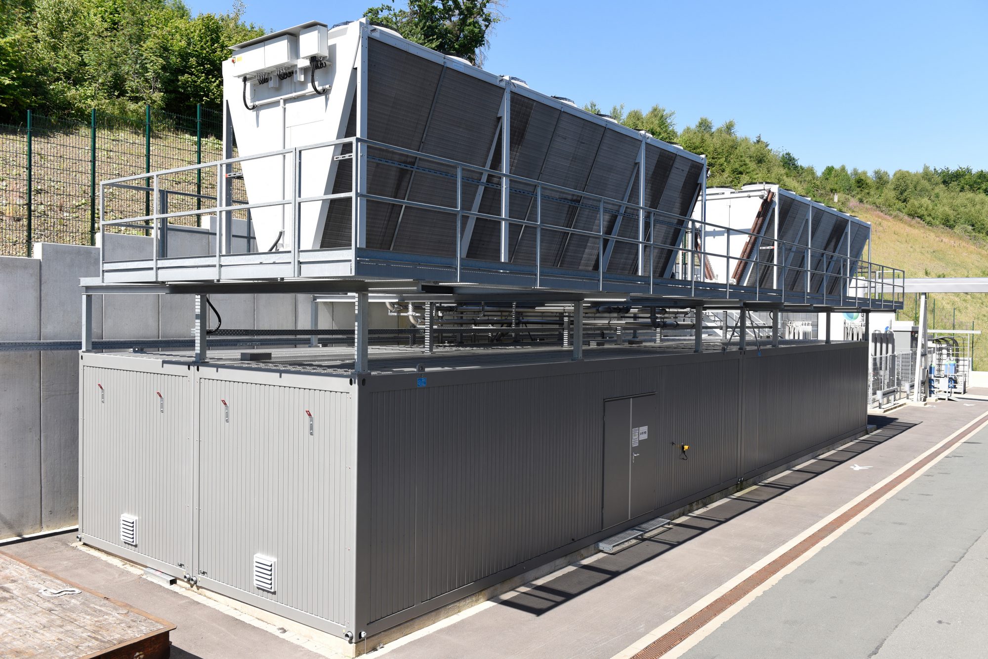 Das technotrans-Kühlsystem besteht aus einer Containerlösung, die 22 x 6 x 7 Meter misst und eine Kühlleistung von zwei Megawatt erzeugt. (Foto: technotrans SE)