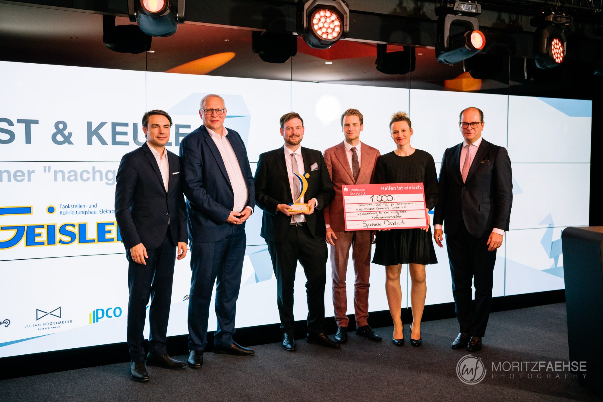 Jury-Mitglied Mark Rauschen, Jury-Mitglied Prof. Heiko Hellwege, Award-Gewinner 2021 Jens Geisler, WJ-Kreissprecher 2021 Julian Hügelmeyer, WJ-Vorstandsmitglied 2021 Elisabeth Greve, Jury-Mitglied Uwe Goebel (Foto: Wirtschaftsjunioren Osnabrück)