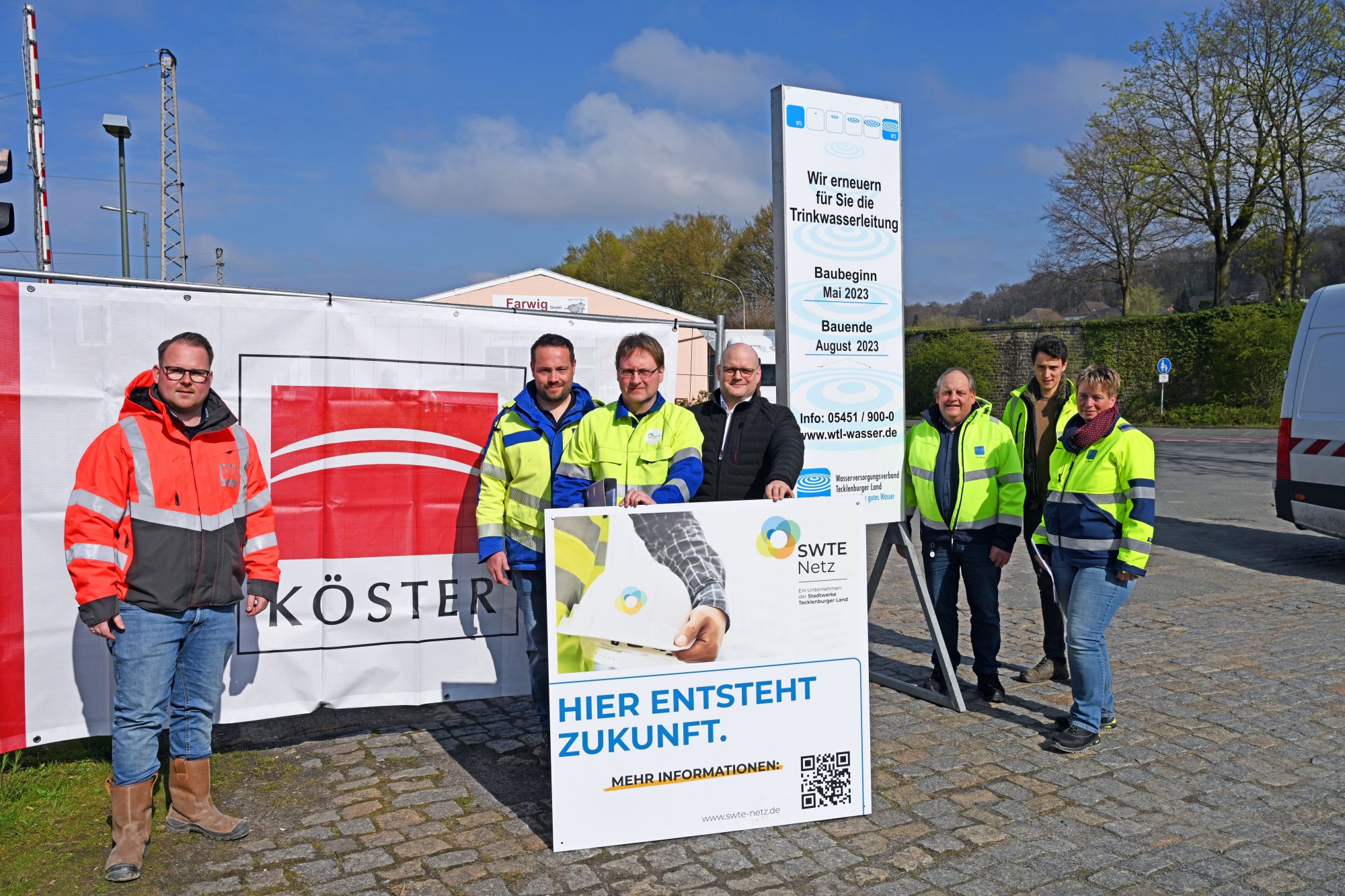 Sie informierten über die bevorstehende Baumaßnahme: (v.l.) Oliver Sperling (Projektleitung Kös-ter Bau), die Bernd Bosse, Steffen Bode (beide Netzplaner der SWTE Netz), Tobias Koch (Ge-schäftsführer SWTE Netz), Thomas Meyer (Geschäftsführer WTL), Marcel Ludewig (Ingenieurbüro Ludewig & Sohn) sowie Anja Welp (Baubeauftragte WTL). (Foto: SWTE Netz GmbH & Co. KG)