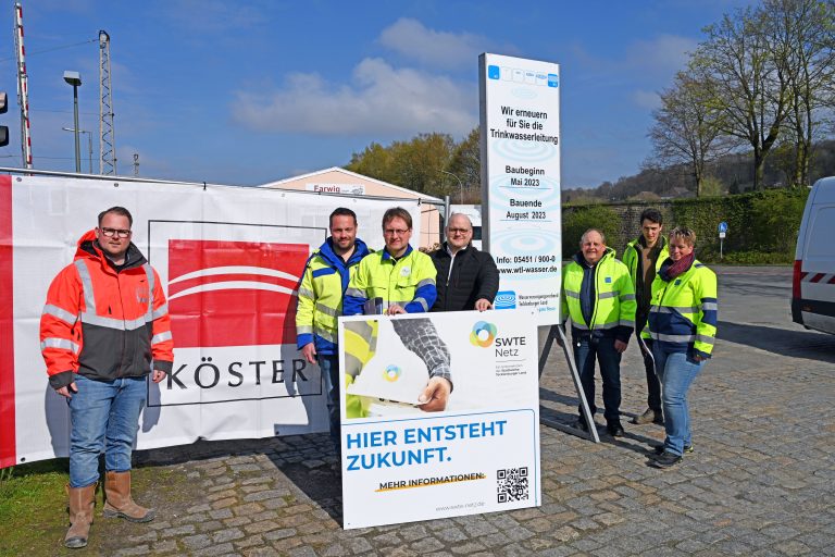 Sie informierten über die bevorstehende Baumaßnahme: (v.l.) Oliver Sperling (Projektleitung Kös-ter Bau), die Bernd Bosse, Steffen Bode (beide Netzplaner der SWTE Netz), Tobias Koch (Ge-schäftsführer SWTE Netz), Thomas Meyer (Geschäftsführer WTL), Marcel Ludewig (Ingenieurbüro Ludewig & Sohn) sowie Anja Welp (Baubeauftragte WTL). (Foto: SWTE Netz GmbH & Co. KG)