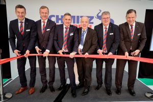 v.l.: Dr. Günter Schweitzer (Chief Operations Officer Schmitz Cargobull), Andreas Busacker (Chief Financial Offer Schmitz Cargobull), Colin Maher (Managing Director Sales & Services, Schmitz Cargobull UK), Mike Kane (Labour MP for Wythenshawe and Sale East), Paul Avery (Managing Director Operations Schmitz Cargobull UK), Boris Billich (Chief Sales Officer Schmitz Cargobull) (Foto: Schmitz Cargobull)