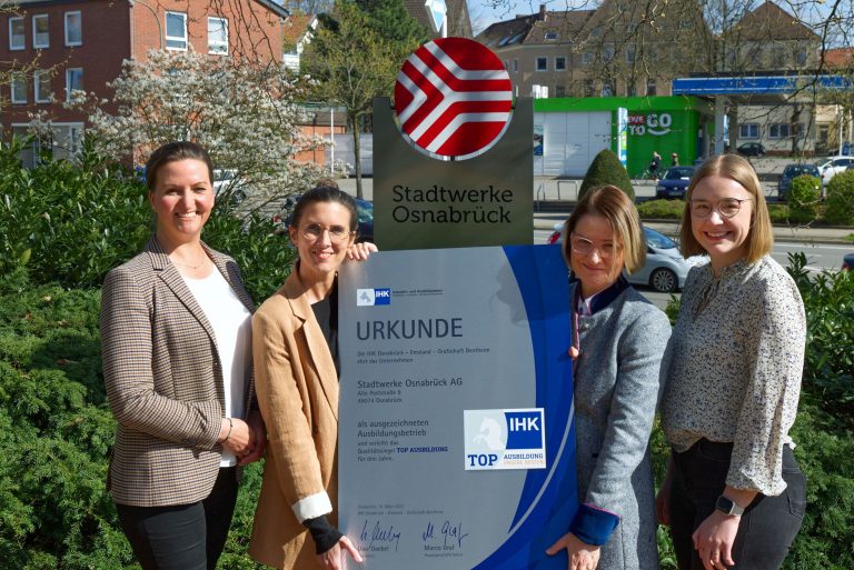 (von links): Die IHK-Urkunde „TOP Ausbildung“ als Bestätigung eines guten Ausbildungsstandards übergab jetzt IHK-Geschäftsbereichsleiterin Juliane Hünefeld-Linkermann (2. v. r.) an Maren Fathmann (Leiterin Personal), Nadine Wortmann (Ausbildungsverantwortliche) sowie Jessica Borgmann (Personalentwicklung) von der Stadtwerke Osnabrück AG (Bildquelle: Robert Schäfer, IHK).