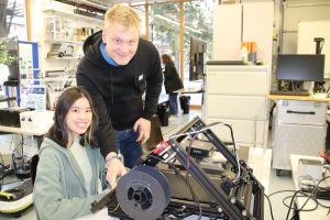 Leon Schomaker, Student des Studiengangs Allgemeiner Maschinenbau, erklärt Schülerin Zinnia Luu den 3D-Drucker im Labor. (Foto: Hochschule Osnabrück)