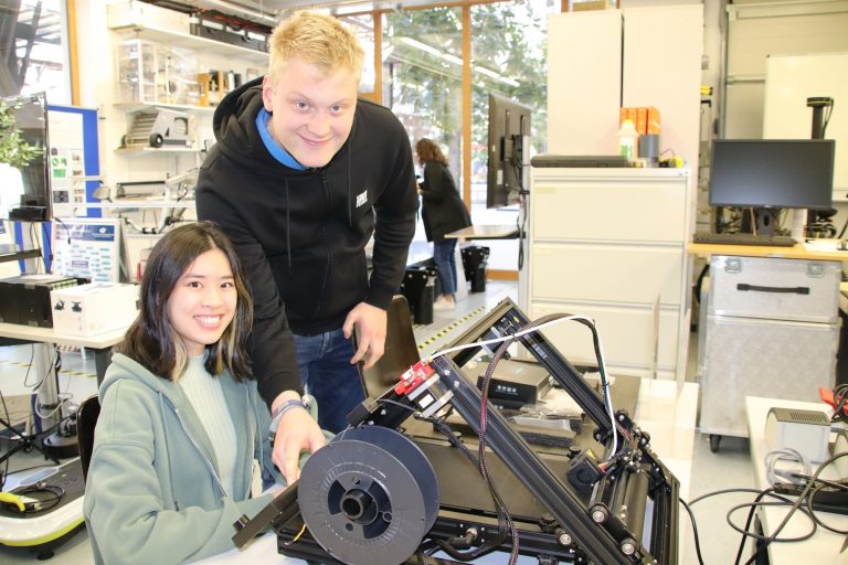 Leon Schomaker, Student des Studiengangs Allgemeiner Maschinenbau, erklärt Schülerin Zinnia Luu den 3D-Drucker im Labor. (Foto: Hochschule Osnabrück)