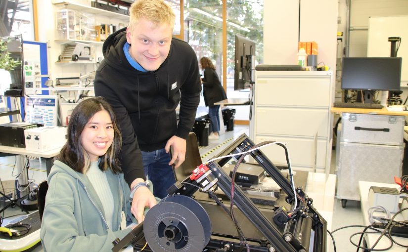 Leon Schomaker, Student des Studiengangs Allgemeiner Maschinenbau, erklärt Schülerin Zinnia Luu den 3D-Drucker im Labor. (Foto: Hochschule Osnabrück)