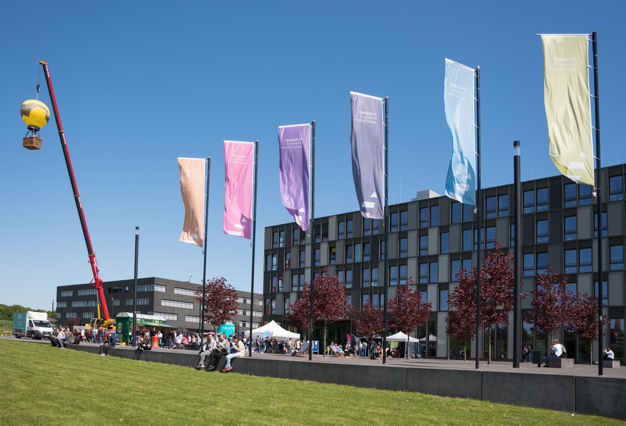 Die Hochschule Bielefeld lädt ein zum Tag der offenen Tür am 6. Mai 2023. (Foto: F. Hüffelmann/HSBI)