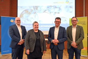 Sie warfen gemeinsam mit Vertretern aus der Ibbenbürener Wirtschaft einen Blick auf die Entwicklung von Wasserstoffnetzen in der Region: Tobias Koch (v.l., Geschäftsführer der SWTE Netz), Maike Koop (Westenergie Netzservice und ehrenamtliche Geschäftsführerin der SWTE), Dr. Friedhelm Härter (Westnetz) und Michael Bußmann (Technischer Leiter SWTE Netz). (Foto: SWTE)
