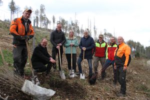 von links nach rechts: Sascha Stephan (Forstwirt), Jörg Düning-Gast, Jens Beining (CEO Wortmann), Sarah Schröder und Andreas Burmeister (Projektteam Wortmann), Hermann Kaiser (Revierförster), Jan-Otto Hake (Leiter der Forstabteilung mit Dackel Ludwig) und Wolfram Arlt (Forstwirt) (Foto: Wortmann)